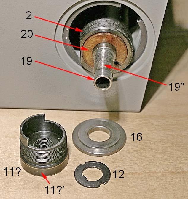 è finalmente smontato e scopre l anello 16, su cui esso va a premere quando viene avvitato sul filetto del tubo 19. Fig.