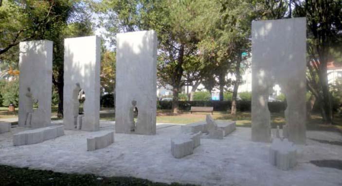 Monumento dedicato alla memoria delle vittime del fascismo, marmo bianco, 1979, parco Puccinelli, Marina di Carrara. L idea del monumento è dell architetto Arturo Locatelli e dei suoi collaboratori.
