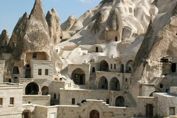 Cappadocia con i suoi Camini delle Fate, un labirinto di torri e