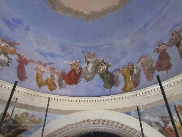 figurative con i quattro Evangelisti, la Vergine Maria, Santi ed una schiera di Angeli che volano