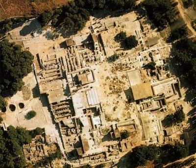 Arte minoica (2000-1400 a.c.): il Palazzo di Cnosso Intorno al 2000-1900 a.c. (periodo protopalaziale) sorsero, sull isola di Creta, tre palazzi: a Cnosso, a Festo e a Mallia.