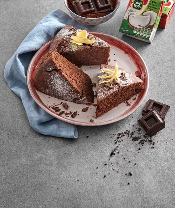 TORTA DI CIOCCOLATO, LATTE DI COCCO E ZENZERO DOSI PER UNA TORTIERA DA CM Una confezione di latte di cocco Suzi Wan 0 g di farina 50 g di zucchero 50 g di burro uova 70 g di cioccolato fondente 5 g