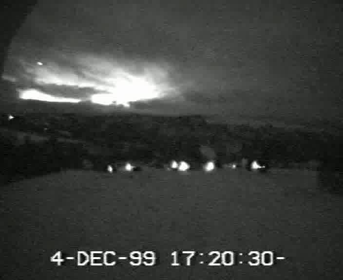 4 Dicembre 1999: filmato (telecamera automatica installata al Blue Box) di una luce che solca la valle per quasi