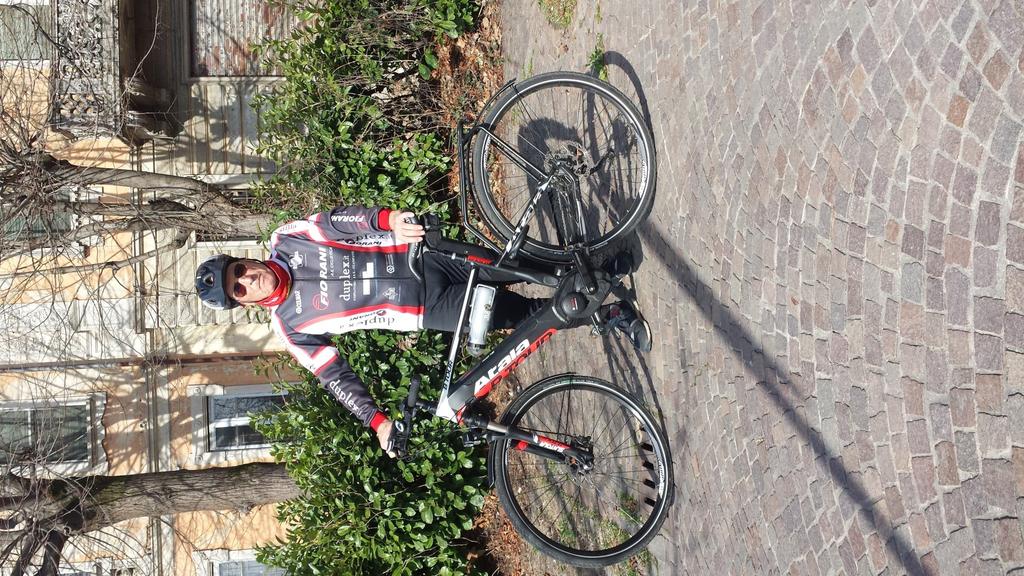 presenza di un cicloturista con una bicicletta a pedalata assistita.