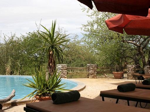 National Park. I bungalow dal design unico, in stile safari, propongono un caldo ambiente africano. Ogni unità è dotata di zanzariere, aria condizionata, bagno ed una piccola veranda.