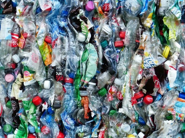 Strategia sulla Plastica (2) Campagna d'impegni industriali volontari per le materie riciclate Sostenere la diffusione delle materie plastiche riciclate nei prodotti Obiettivo: 10 milioni di