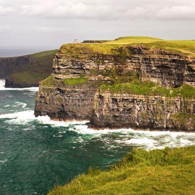 Tour dell Irlanda dell Ovest: da Dublino a Sligo Partenza garantita - Mezza pensione - Volo non incluso Irlanda: terra di leggende e giganti, di fate e folletti, di brughiere selvagge, coste