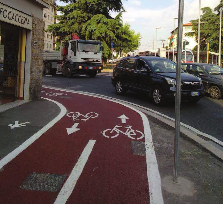 3 pista ciclabile separata da percorso pedonale mediante segnaletica orizzontale: esempio di segnaletica orizzontale con strisce di