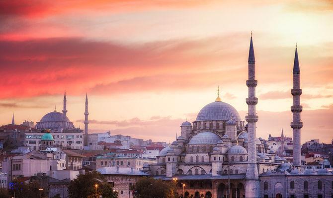 TOUR DELLA TURCHIA Istanbul-Ankara-Cappadocia-Konya-Pammukale-Afrodite-Efeso DAL 18 AL 25 MAGGIO 2019 La Turchia, luogo di confine fra Oriente ed Occidente, presenta una lunga storia millenaria, che