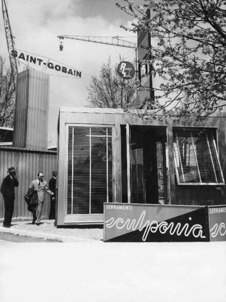 Fiera di Milano - Campionaria 1958 - Viale del lavoro - Settore dell'edilizia - Stand dei serramenti Sculponia Publifoto Link risorsa: http://www.