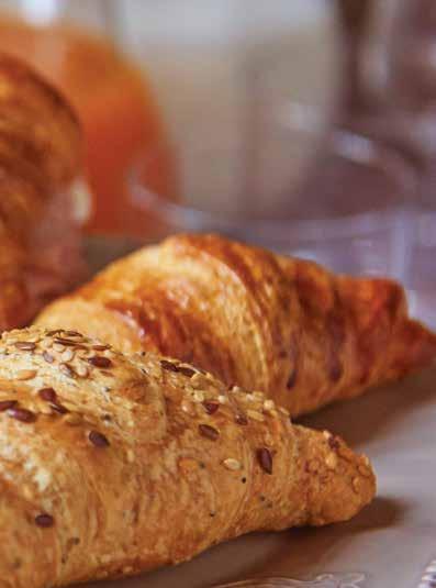 CROISSANT MIGNON AL BURRO CROISSANT MIGNON MIX Croissant diritto laminato al burro. Le sue dimensioni ridotte lo rendono versatile, ottimo al naturale o con farciture sia dolci che salate.