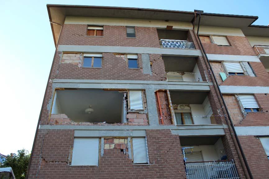 Comune di Camerino quartiere Vallicelle (fuori dalla zona rossa) Edifici residenziali Figura 28 Camerino, quartiere "Vallicelle", Google Earth Figure 29 30 31.