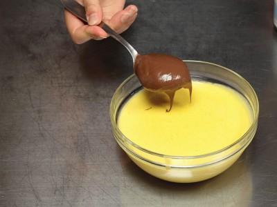 carrube; mescolate bene per amalgamare bene gli ingredienti. 10 Aromatizzate la base per gelato ancora caldo con la nutella.