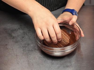 A questo punto dovrete solo farcire i biscotti con il gelato ottenuto.