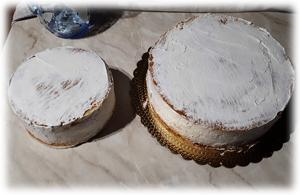 Stendete la pasta di zucchero bianca con il mattarello rendendola sottile e ricoprite la torta grande. Fatela aderire bene al bordo torta e tagliate via l eccesso.