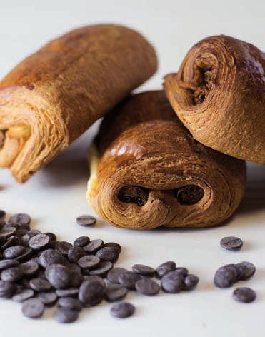 Pain au Chocolat: 400/420 g acqua 30/40 g lievito di birra 300/400 g burro/margarina per le pieghe Q.b. stecchette di cioccolato Impastare il Croi&Brio con il lievito e l acqua per 10/12 min.