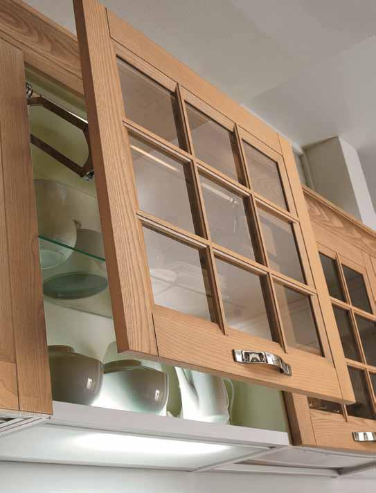 Di grande importanza sono le vetrine con apertura a vela che arredano la cucina in maniera elegante e funzionale.