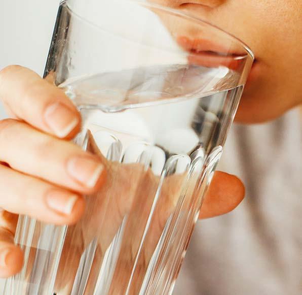 06 Bevi molta acqua, principalmente fuori pasto L acqua interviene in tutti i processi metabolici dell organismo: aiuta la digestione, favorisce il trasporto dei nutrienti, oltre ad eliminare le