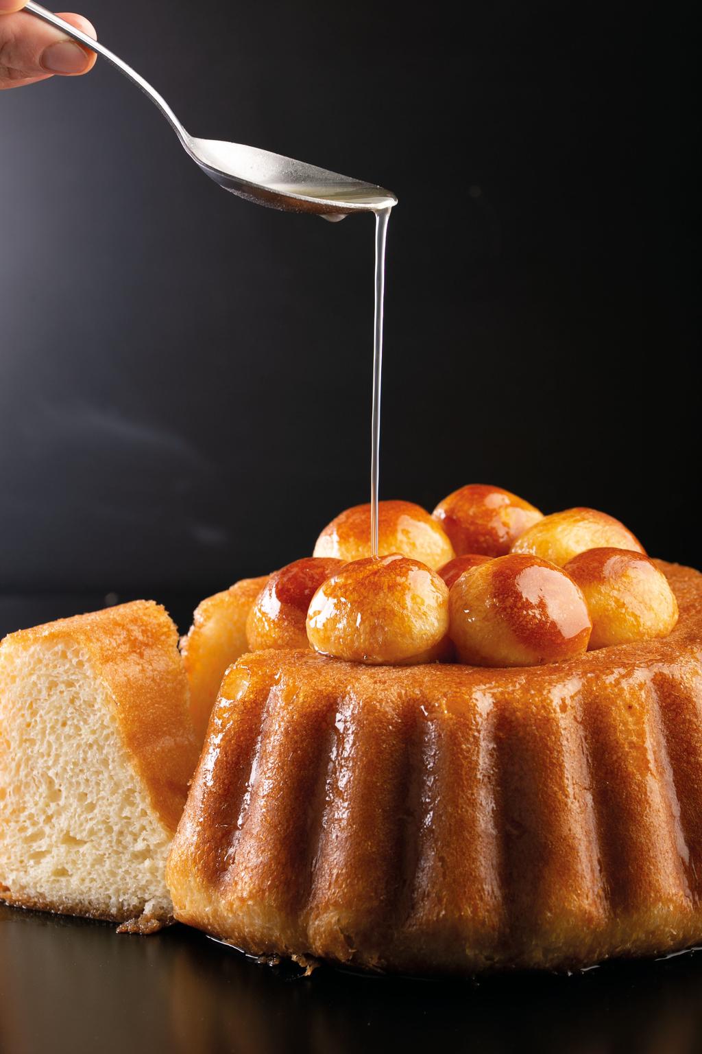 nocciole raffinate, una delicatissima crema di ricotta insaporita da cubetti di pere caramellate, ricoperta di zucchero a velo.