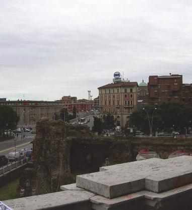 PERCEZIONE 5 di 8 centrale circolare con vasca centrale ornata da sculture, con accesso principale in piazza VIII agosto, da cui si accede tramite una scalinata