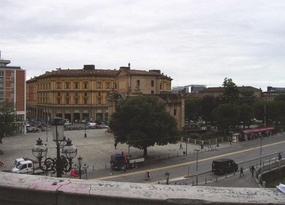 Le scalinate di accesso al giardino (chiuse durante la notte) sono localizzate in piazza VIII agosto (accesso principale cui si accede tramite una scalinata