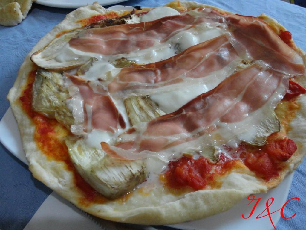 Pizza melanzane e prosciutto! Vi proponiamo la classica pizza del sabato sera! Pizza melanzane e prosciutto!