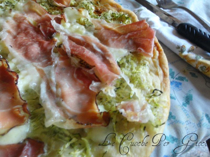 Pizza con zucchine e patate!! Ogni volta con un condimento diverso a seconda di quello che abbiamo nel frigo! Per il condimento di una pizza: Una zucchina; Una patata; Mozzarella; Speck; Olio e sale.