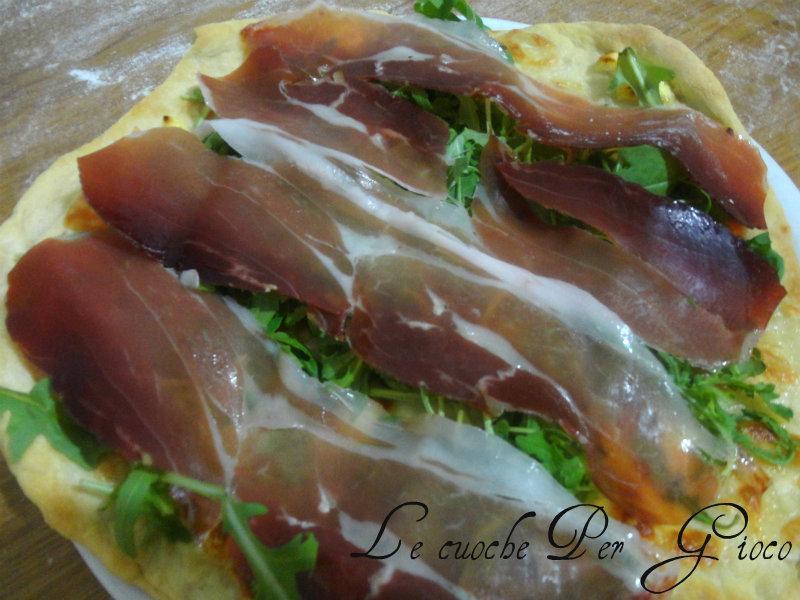 Pizza rucola e prosciutto crudo!! Ingredienti per il condimento: Mozzarella; Rucola; Prosciutto crudo; Olio; sale; Pepe.