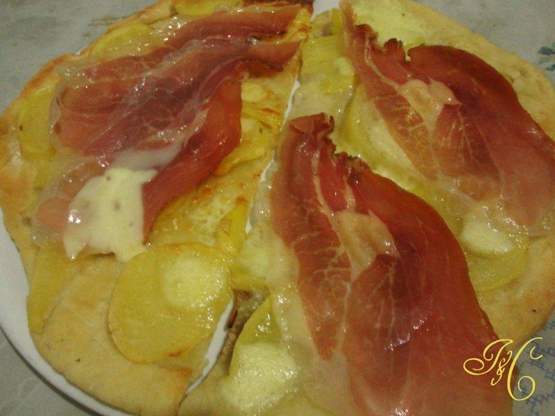 Pizza patate e prosciutto crudo!! Ingredienti per il condimento: Una patata grande; 4-5 fettine di prosciutto crudo; Mozzarella; Sale; Olio.