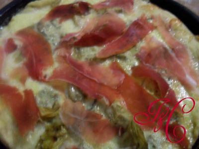 Pizza carciofini, gorgonzola e prosciutto! Ingredienti per il condimento: Mozzarella; Gorgonzola; Carciofini sott olio; Prosciutto crudo; Stendete la pizza e mettetela in una teglia unta d olio.