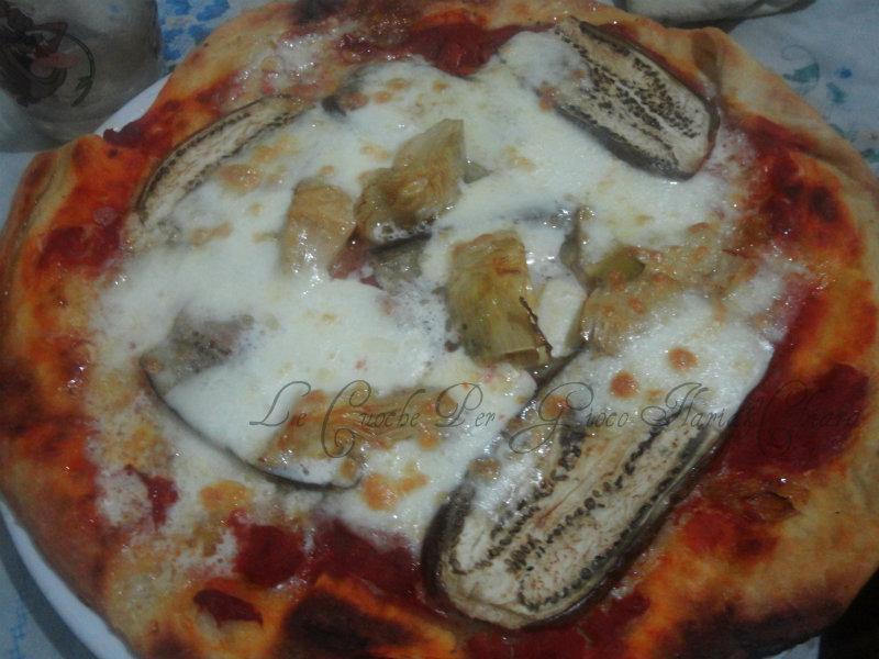 Pizza melanzane, carciofini e mozzarella! vi proponiamo una delle nostre rinomate pizze, stavolta una piuttosto leggera ma gustosissima pizza melanzane, carciofini e mozzarella!