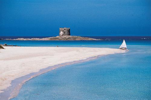 LOCATION STINTINO Situato nell'estrema punta della Sardegna, a nord - ovest, il Comune di Stintino possiede una delle coste più
