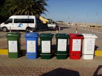6.2 Gestione di rifiuti garbage L azienda effettua la raccolta differenziata per i seguenti rifiuti: - Carta e Cartone - Vetro - Plastica - Rifiuti urbani non differenziati Lungo i moli sono