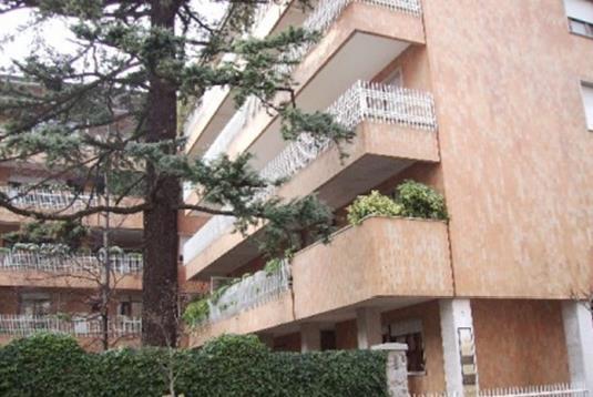 LOTTO F - Via Cairoli, 2 L alloggio è posto al piano secondo di un fabbricato residenziale di cinque piani ubicato in prossimità del centro storico di Udine.
