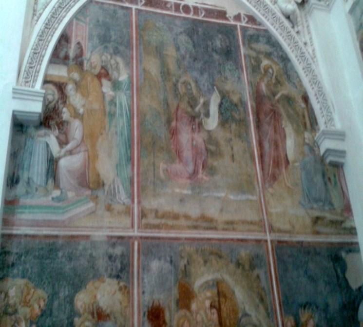 All interno sono conservati affreschi trecenteschi, eseguiti da un valido frescante dagli influssi