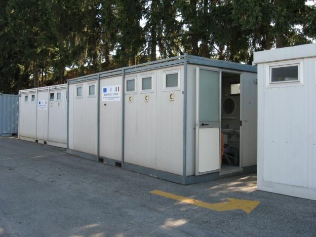 Padiglioni igienici mobili I padiglioni igienici sono composti da sei water, sei lavabi, due docce e due scaldabagni. Ogni padiglione igienico è suddiviso in due ambienti da un divisorio centrale.