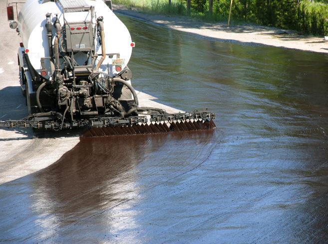 la spruzzatura sul fondo stradale a caldo o a freddo di emulsione bituminosa, che facilita l adesione del nuovo asfalto: La superficie di stesa