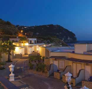 7 notti 913 FORIO aaaa HOTEL BAIA DELLE SIRENE Posizione: La struttura è situata sul lungomare che porta dalla Spiaggia di Citara/Giardini Poseidon a quella di San Francesco, percorso di circa 3 km.