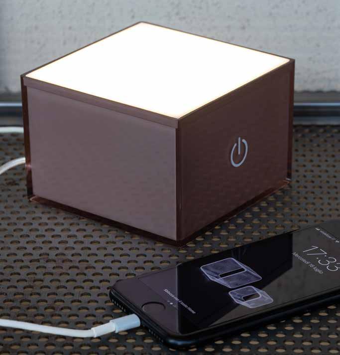 UsBox Illuminazione 111 USBOX Lampada in PMMA retroverniciato con interruttore dimmer touch, dotata di una uscita Usb per la ricarica dei dispositivi mobili. È disponibile in 6 varianti di colore.