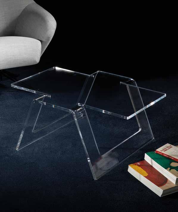 Tavolini Complementi di arredo 135 ORIGAMI RETTANGOLARE Design: Mattei Carella Design Tavolino in cristallo acrilico piegato a mano.