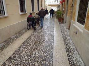 Attraversamento di Via della Motta e di Piazza della Motta, pavimentate in cubetti di porfido con fughe