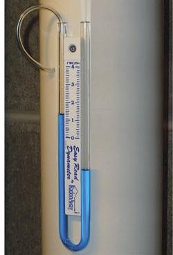 mm c) 380 mm Si giustifichi con il calcolo ESERCIZIO 17 Su un serbatoio è montato un manometro predisposto per la rilevazione della pressione relativa.