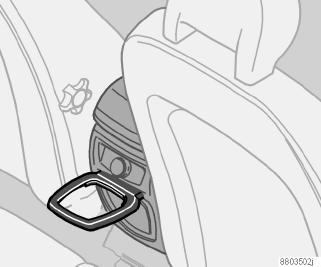 ATTENZIONE Non dimenticare di rimuovere la cintura di sicurezza dai ganci una volta riportato lo schienale alla posizione originaria.