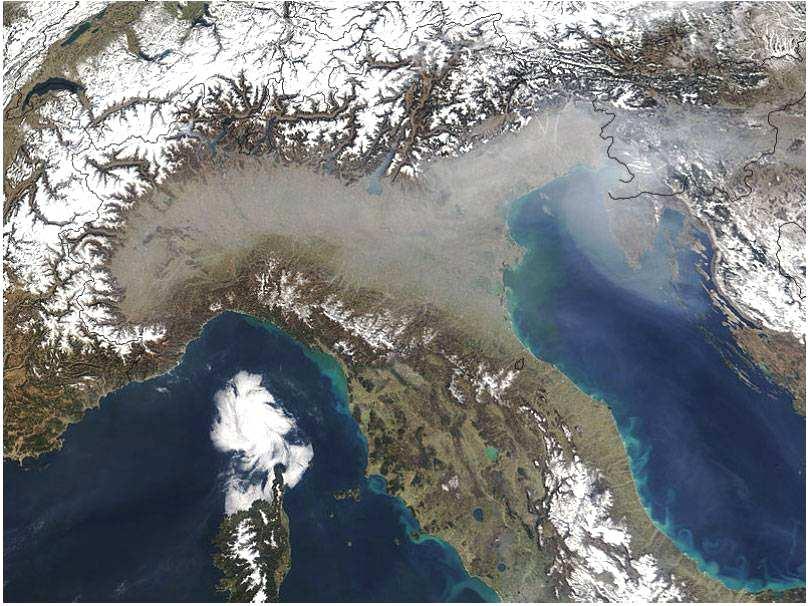 Il BACINO AEROLOGICO PADANO LA PECULIARITA : L area geografica compresa tra la catena Alpina, l Appennino settentrionale ed il mare Adriatico, rappresenta un bacino aerologico con condizioni omogenee