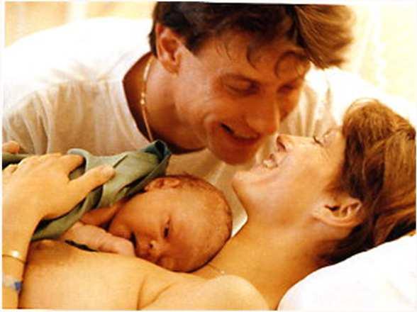 Allattare al seno... Subito dopo il parto, il vostro bambino cerca, annusa, lecca e infine succhia il seno.