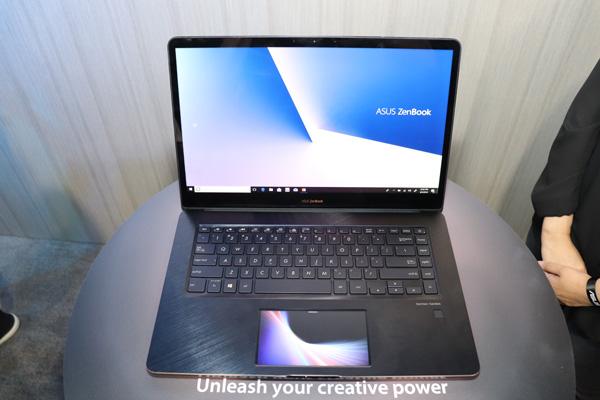 Proprio come anticipato nelle nostre indiscrezioni, al Computex 2018, ASUS ha presentato il nuovo ZenBook Pro 15 (UX580). In uno spessore di 18 mm e 1.