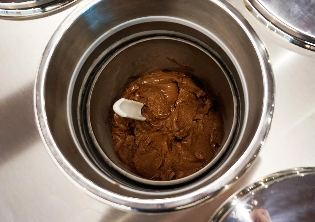 Il gelato è una preparazione alimentare ottenuta con una miscela di ingredienti portata allo stato solido mediante congelamento e agitazione per insufflazione di aria.