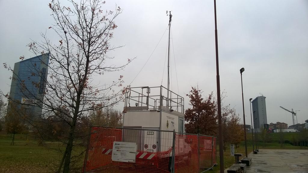 Figura 2 Posizionamento del laboratorio mobile in occasione della campagna di monitoraggio. Sullo sfondo si scorge il traffico veicolare sulla Tangenziale Autostrada.