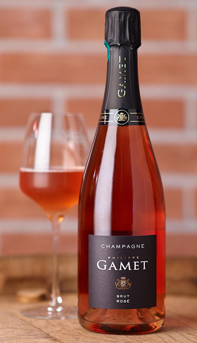 CHAMPAGNE BRUT ROSÉ Un rosè a prevalenza Pinot Meunier, dalla beva accattivante e dagli aromi delicati.