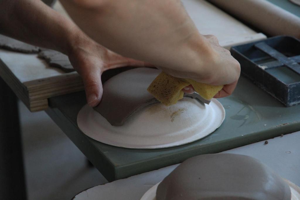CERAMICA Le ceramiche della linea artilakelc vengono prodotte artigianalmente in tutte le loro parti dagli utenti dei Centri Servizi Educativi Artimedia di Lecco e